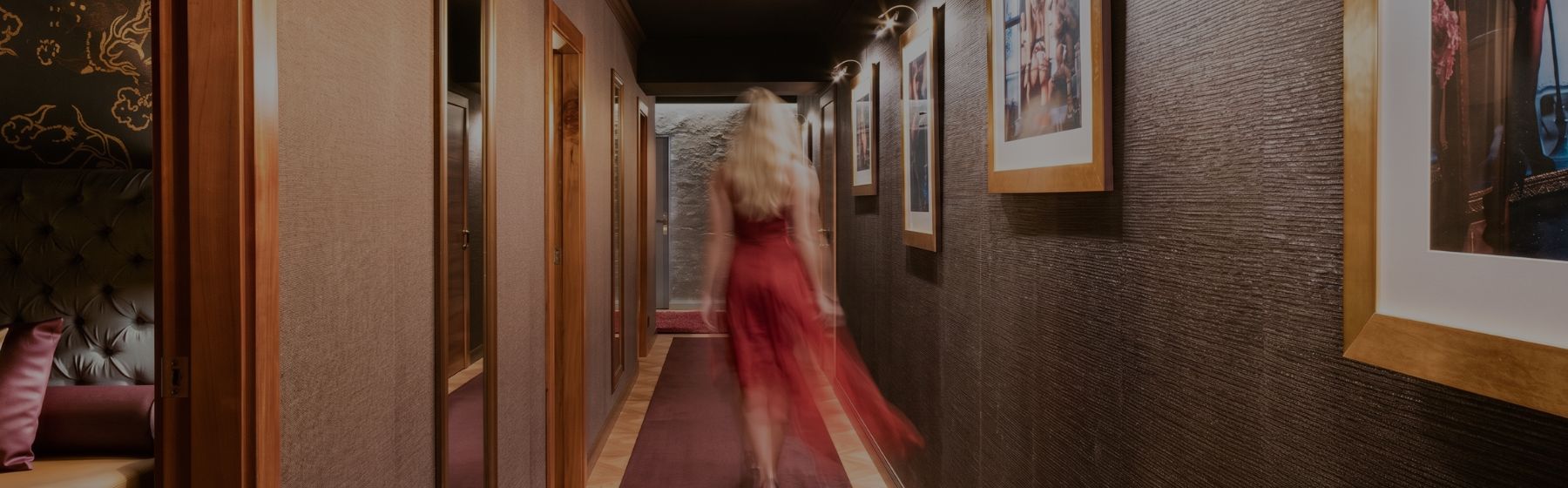 Pasillo con habitaciones de casa de citas Felina Madrid